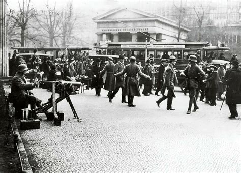 Le Coup d'État de Kapp: Une Tentative Audacieuse et Maladroite de Renverser la République de Weimar par un Général Eccentrique